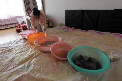 内乡楼上漏水，住户失联，小区没物管，业主维权难！律师来支招……
